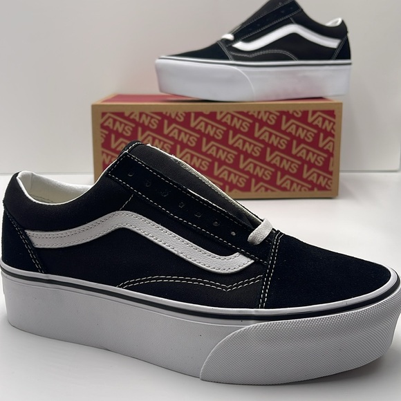 Vans Women’s Old Skool Stackform Suede/Canvas Black/True W
VN0A7Q5M6BT
Platforms - Picture 15 of 16